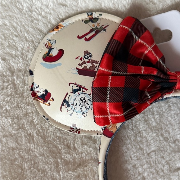 NWOT: Walt’s Holiday Lodge, Mickey & Friends - Picture 3 of 5